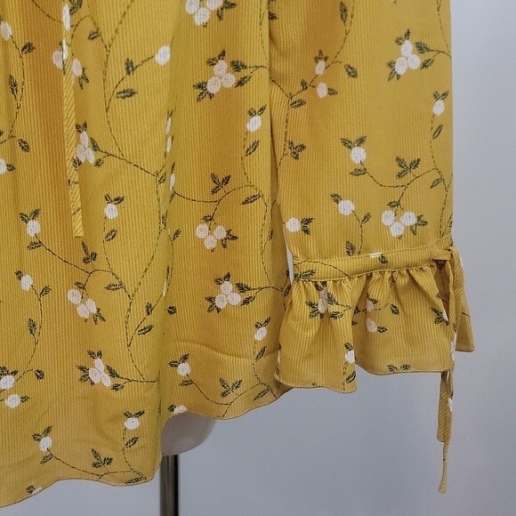 MODCLOTH Floral Lace V-neck Top size  S - Picture 3 of 9